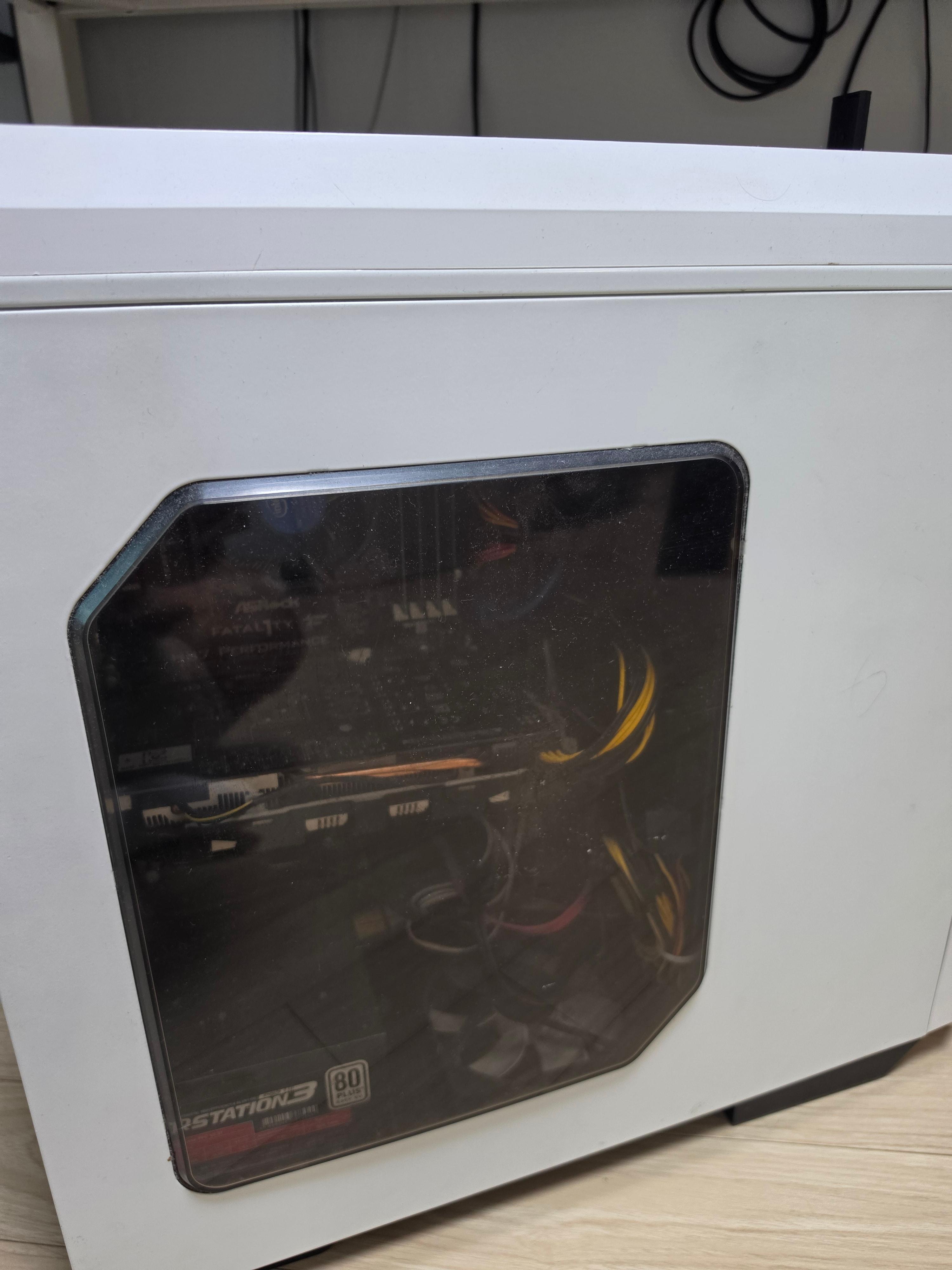 화이트톤의 빅타워 케이스 안에 있는 13년된 조립PC