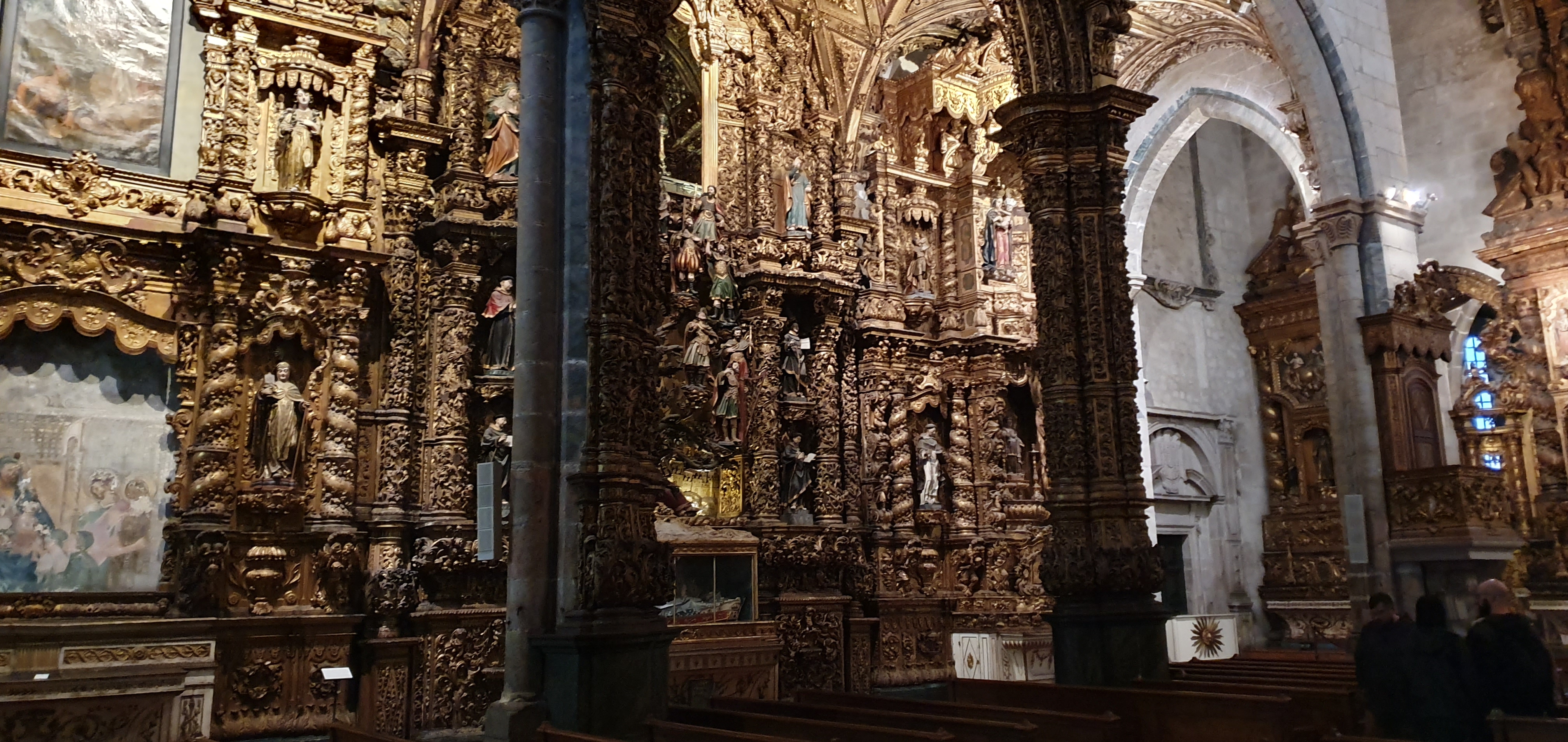 황금으로 장식된 성당의 외벽