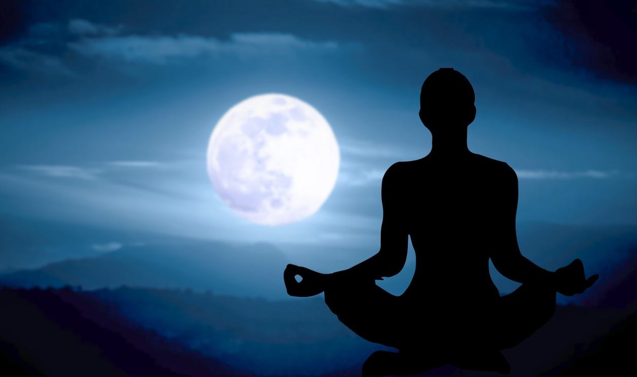 달빛 아래에서 가부좌를 틀고 명상하고 있는 사람 뒷모습 사진