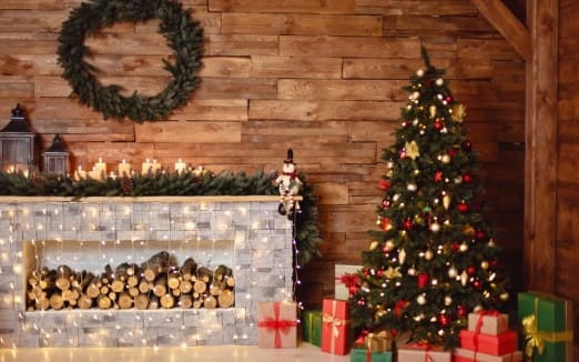 크리스마스 트리와 조명들이 장신된 방