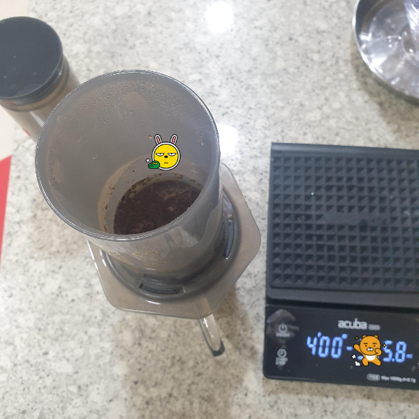 저울의 시계가 4분을 가르킴. 물이 아직 남아 있다.