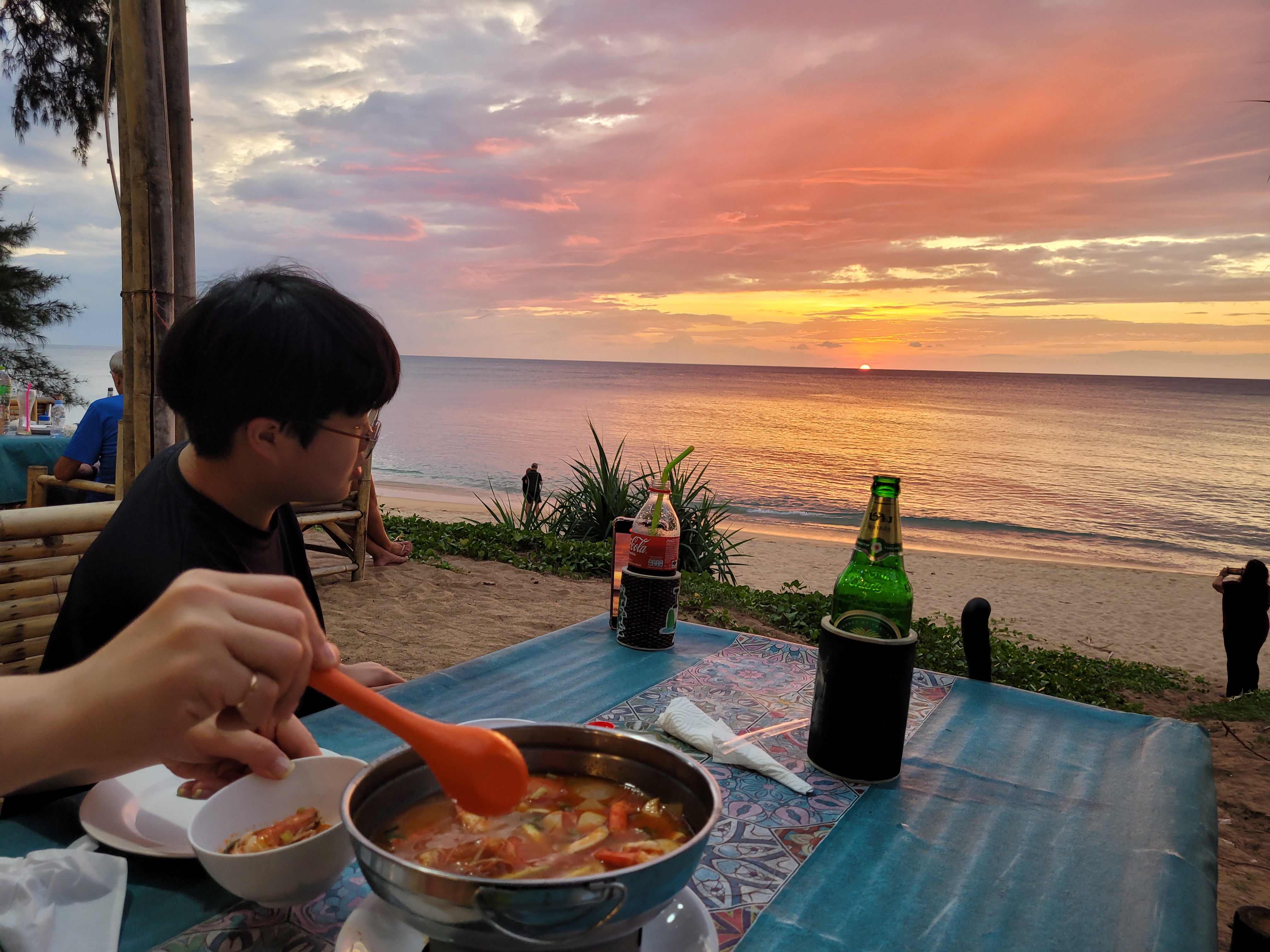 일몰과 똠얌꿍 식사