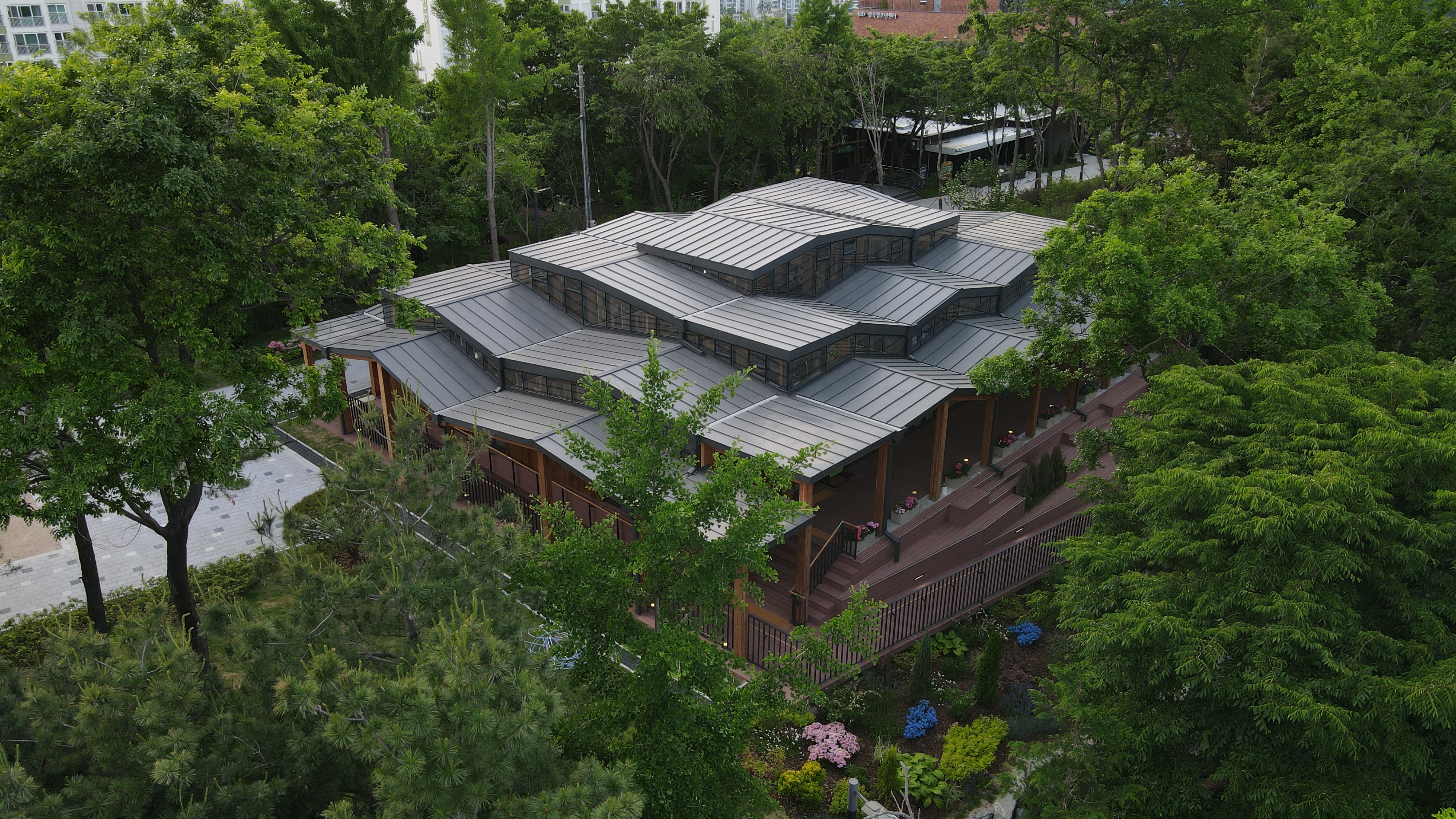 서울 성북구 오동근린공원 내 목조 건축물로 지어진 오동숲속도서관 전경