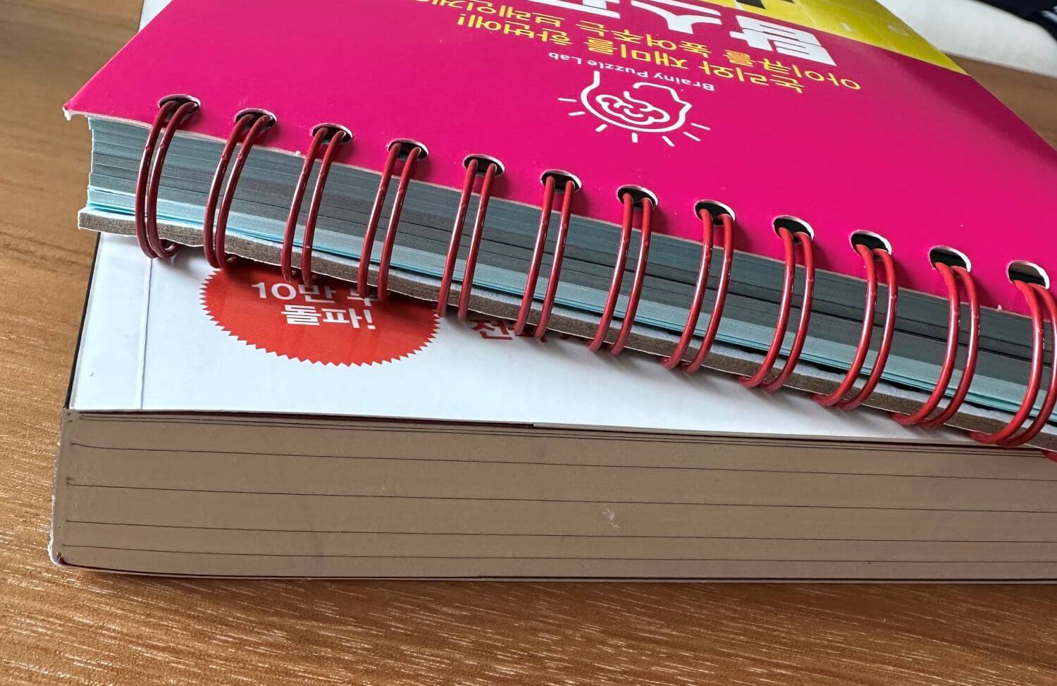 무선제본된-책과-스프링제본된-스도쿠-책