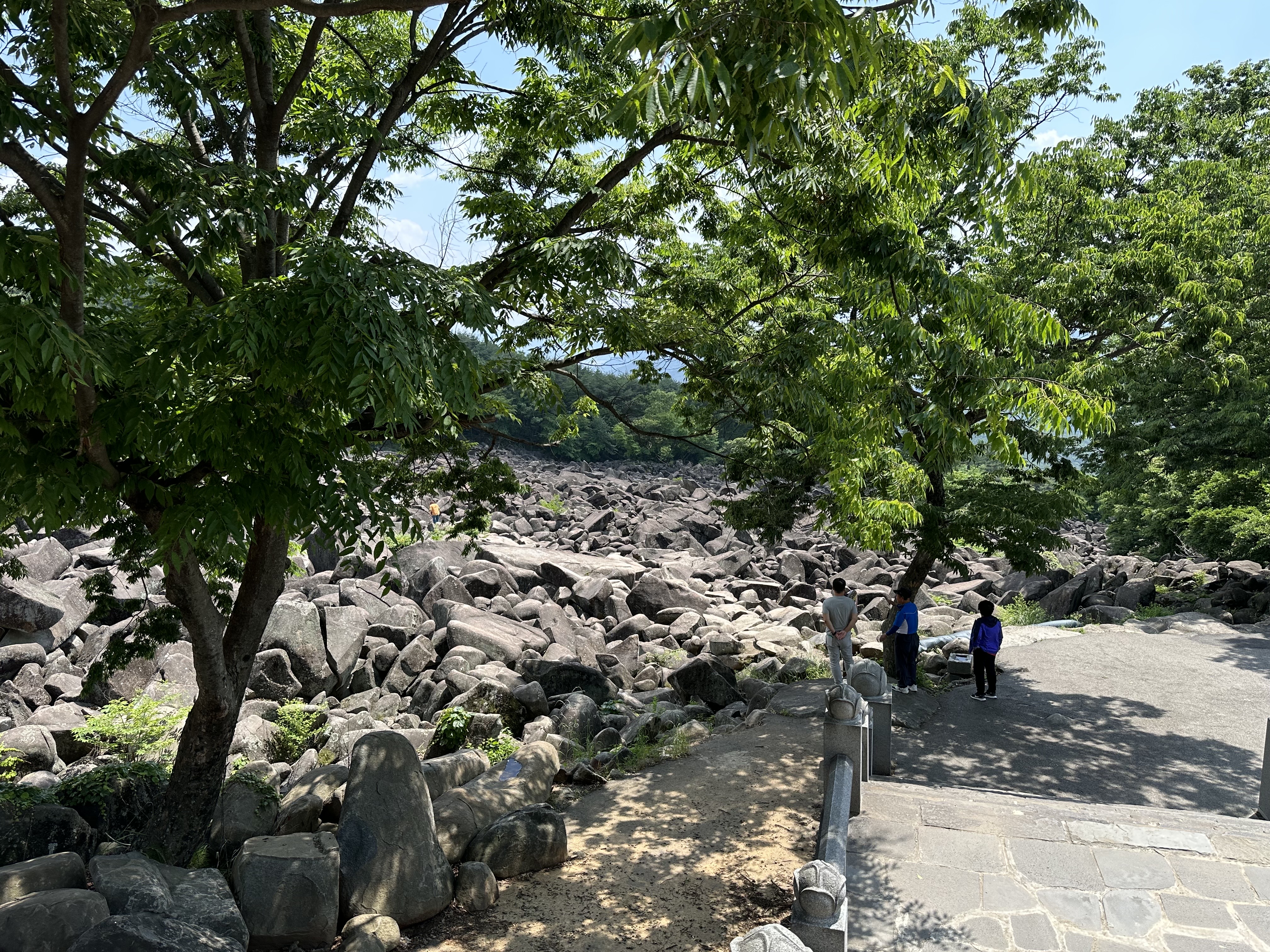 만어사 주차장 옆 경치