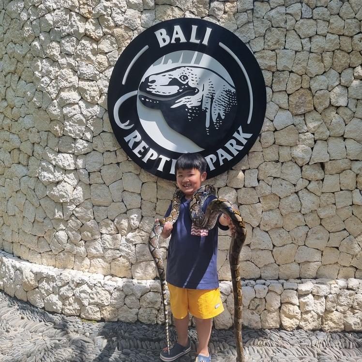 발리 파충류 공원 입구에서 뱀과 함께 찍은 사진
