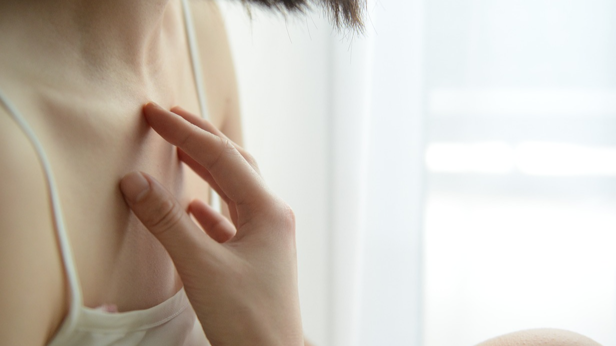 흰 피부를 가진 사람에게 모공각화증이 더 흔한 이유