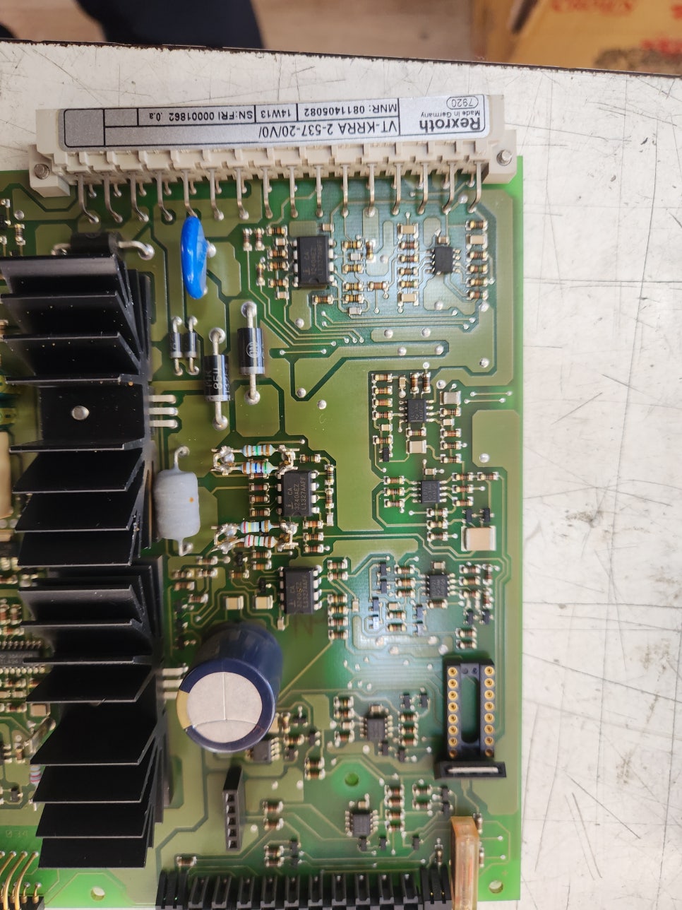 Bosch Rexroth 앰프 보드 VT-KRRA 2-537-20/V0/ 내부 전자 소자의 열화 및 손상이 확인되었고, 이로 인해 정상적인 신호 처리와 제어 기능이 불가능한 상태임을 확인할 수 있었습니다. 특히 주요 제어 신호 라인에 영향을 주는 불량 소자가 확인되어, 해당 부품이 작동 불능의 직접적인 원인으로 판단되었습니다.
진단 결과에 따라 문제가 된 불량 소자를 선별하여 제거하고, 동일 사양의 검증된 부품으로 정밀 교체 작업를 진행
수리 과정 by 메트영남