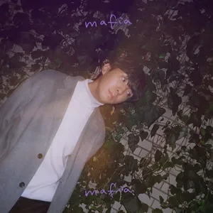 가수 구름 상반신 사진