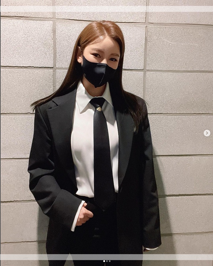 송가인-검정색-정장-마스크-쓴-모습