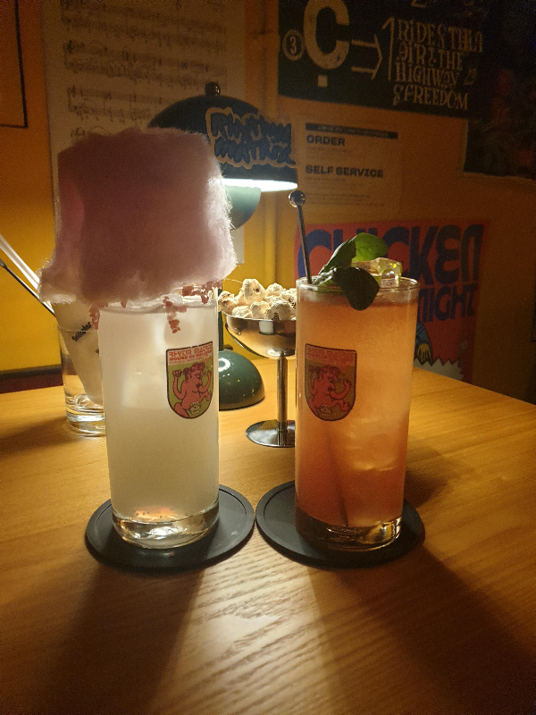 끼와 흥 칵테일 끼 칵테일은 솜사탕이 흥 칵테일은 바질이 올라가져 있다.