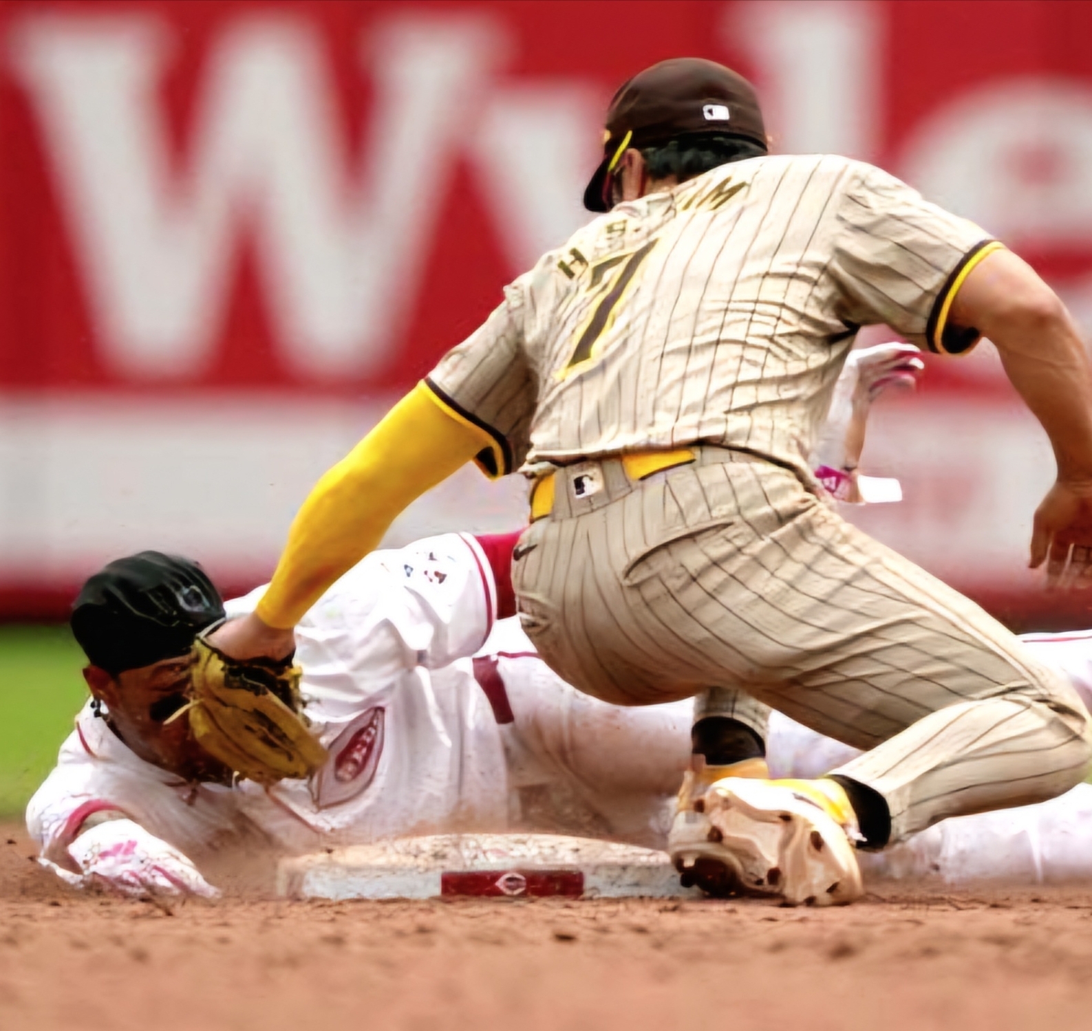 김하성 선수가 달려오는 주자를 수비하고 있다.