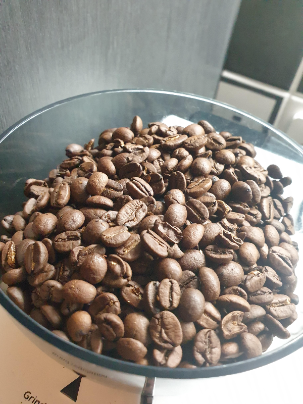 드롱기 라스페셜리스타 아르떼(La Specialista ARTE) 반자동 커피 머신_호퍼를 채운 원두