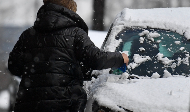 차량에 쌓인 눈 완전히 제거하기