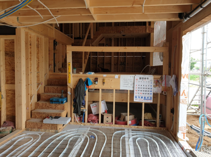 방통작업을 하고 있는 시공 현장의 모습