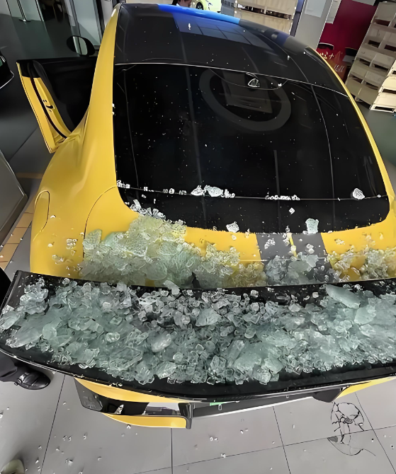 노란색승용차가급발진하여매잘으로돌진한사진