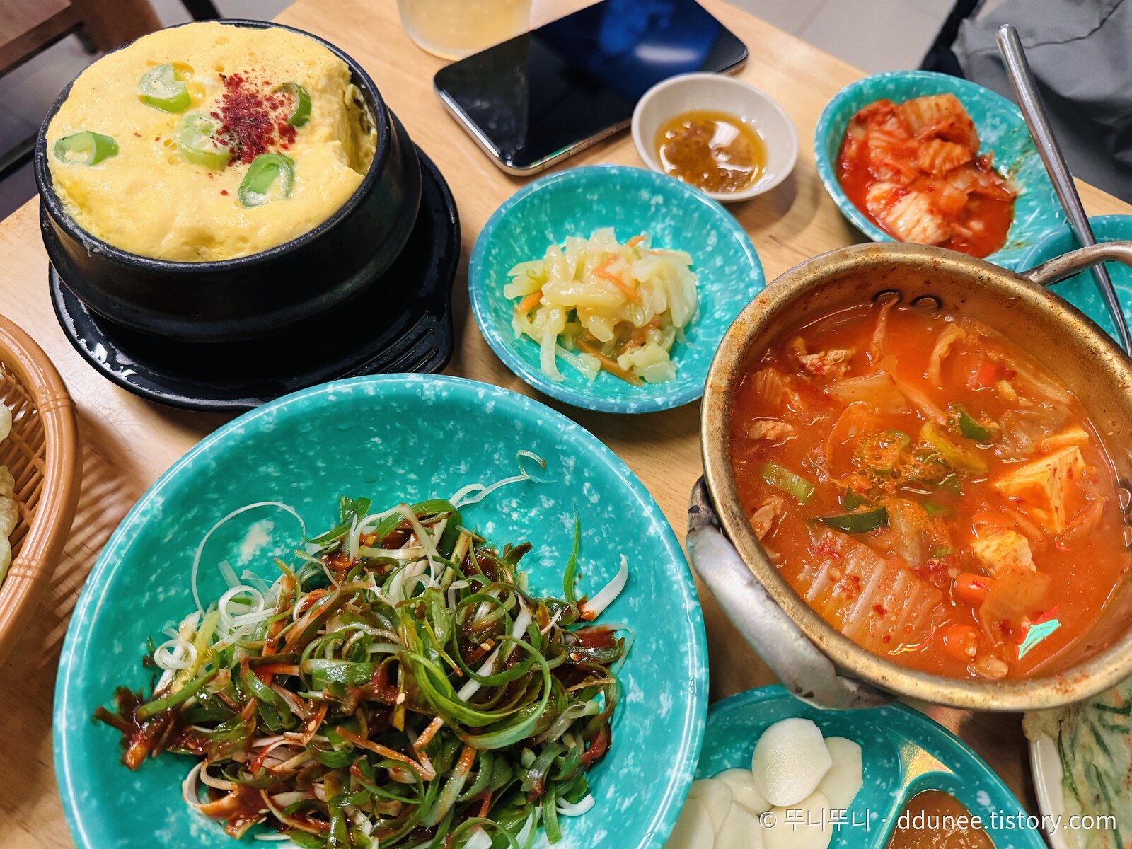 김치찌개와 계란찜 상차림