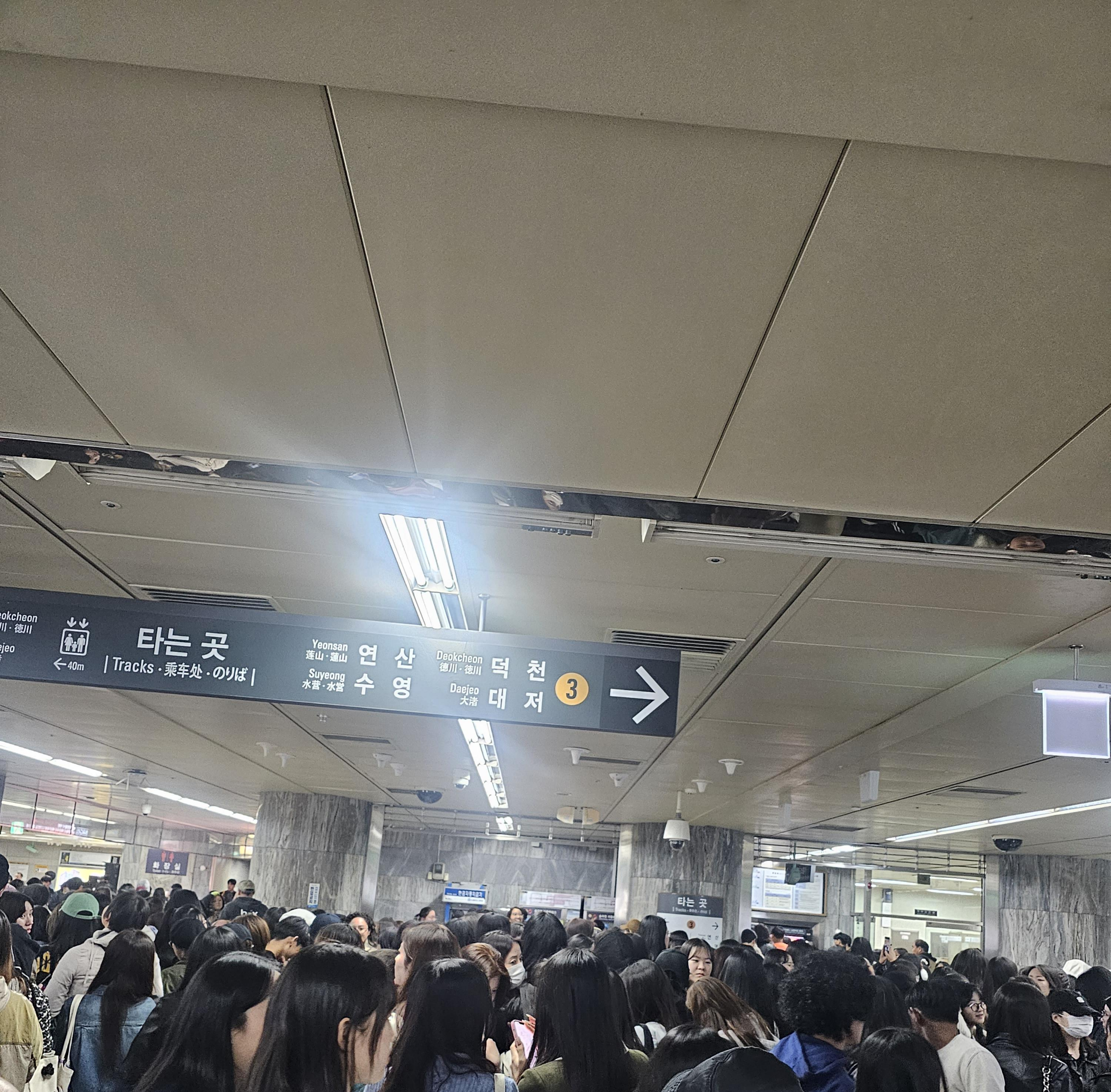 사람으로 꽉 찬 지하철 역내