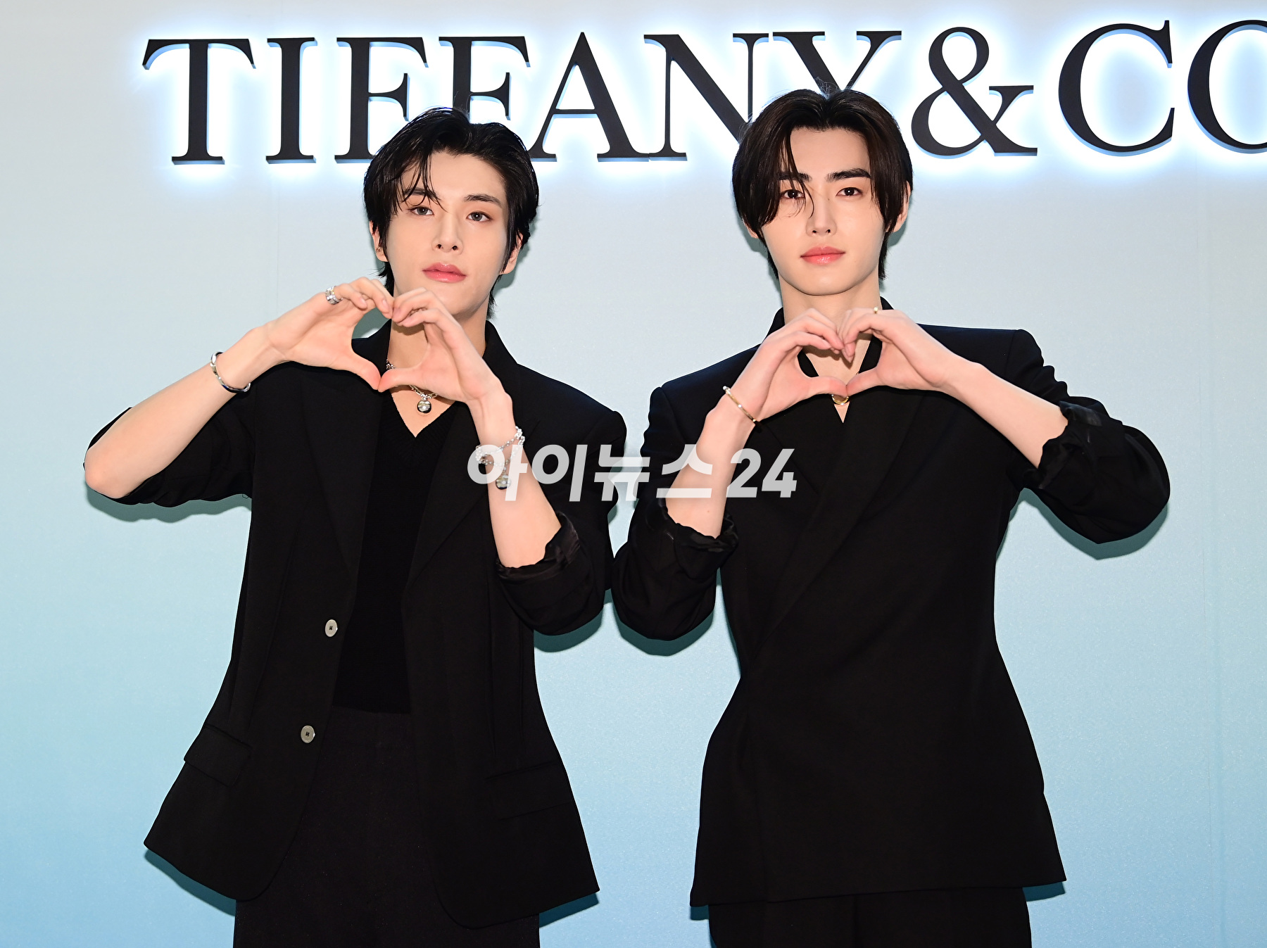 그룹 엔하이픈 제이크와 성훈이 14일 서울 잠실 롯데월드타워몰에서 열린 한 주얼리 브랜드 팝업 스토어 행사에 참석하고 있다. [사진=정소희 기자]