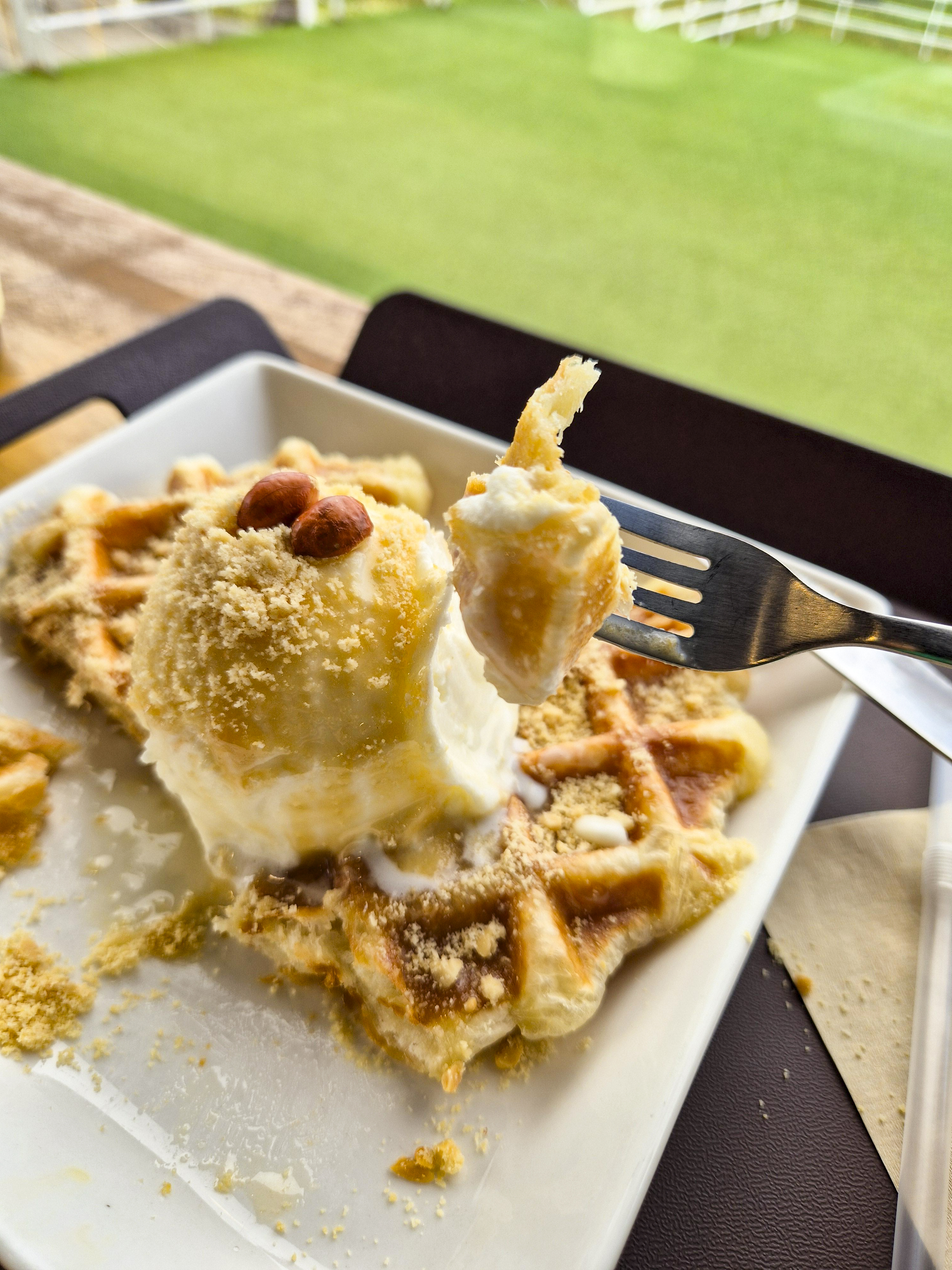 디저트를 한 입 떠먹는 모습