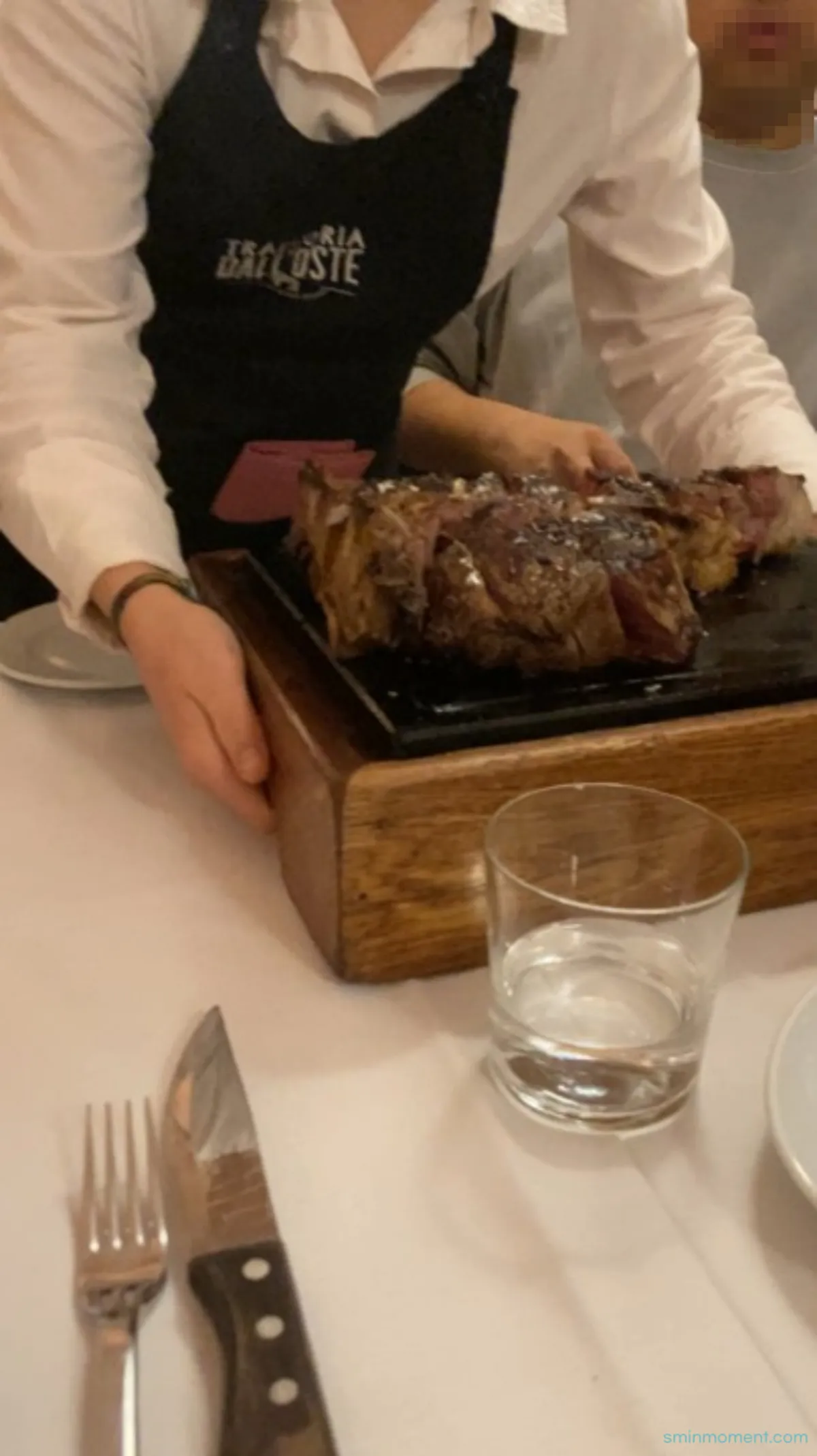 이탈리아-피렌체-저녁-맛집-달오스테-본점-티본스테이크-서버-도착