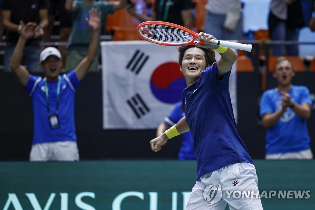 알리아심을 이기고 환호하는 권순우 선수 사진