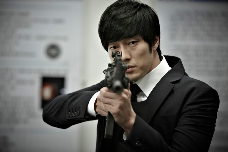 회사원의 이중생활, 감정의 균열, 그리고 탈출의 몸부