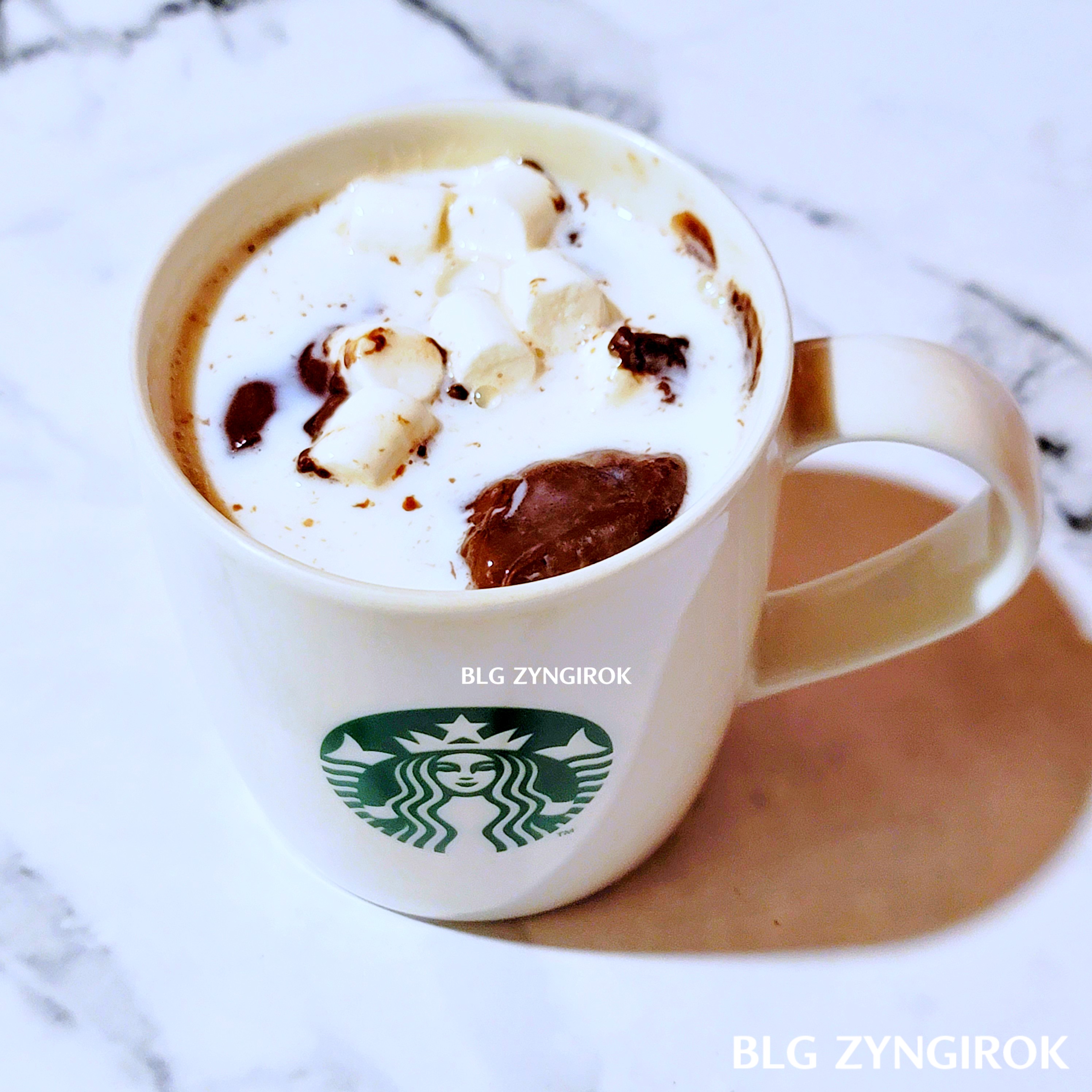 노브랜드 하트코코아밤가 우유에 녹은 뒤 마쉬멜로우가 떠오른 모습이다.