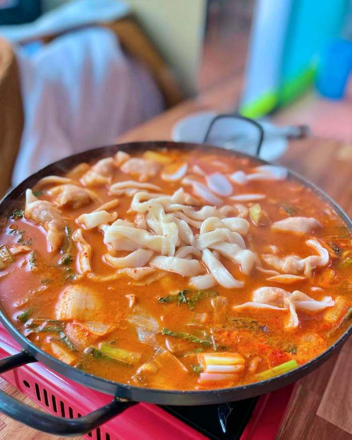 생생정보 충북 제천 닭고기 칼국수 만두 닭칼만 전골 맛집