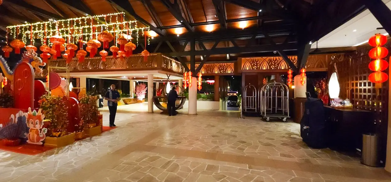 샹그릴라탄중아루-로비-새해를맞아-빨간색등이-많이-달려있는-모습-01