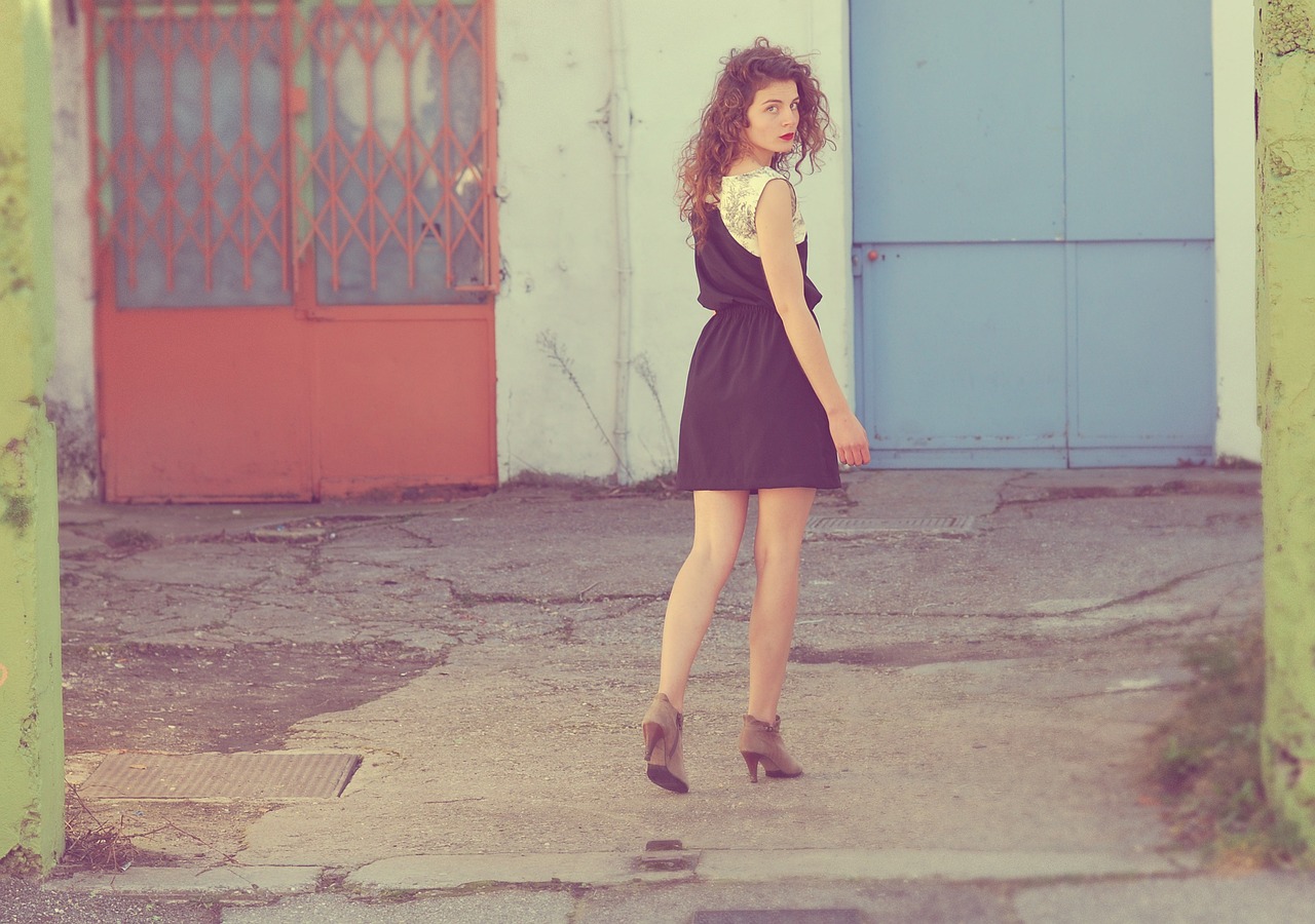 뒤돌아보는 여자 사진