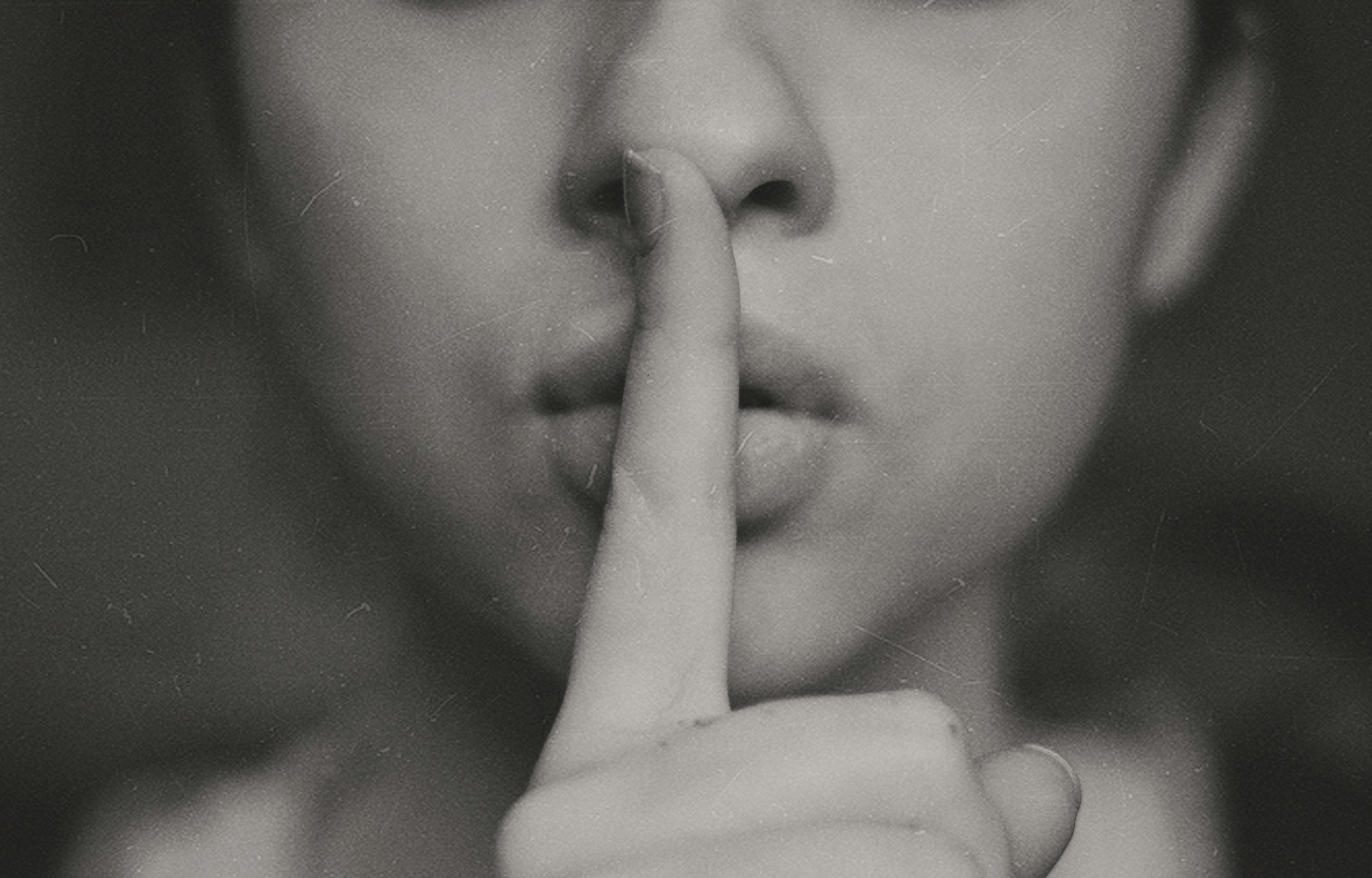 비밀을 의미하는 쉿. 이미지.