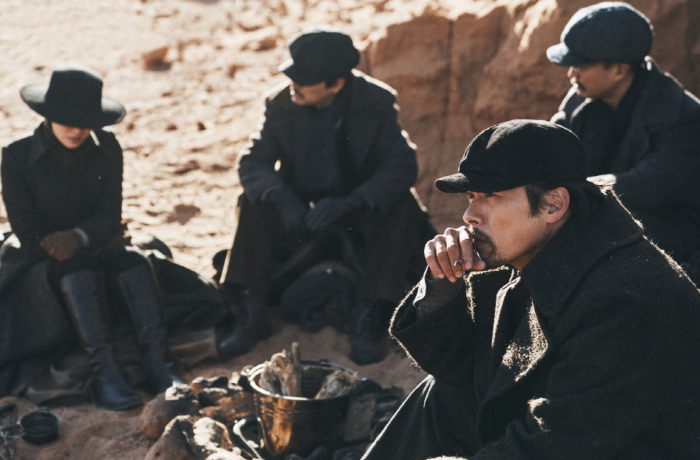 안중근(현빈) 앉아서 쉬고있는 사진