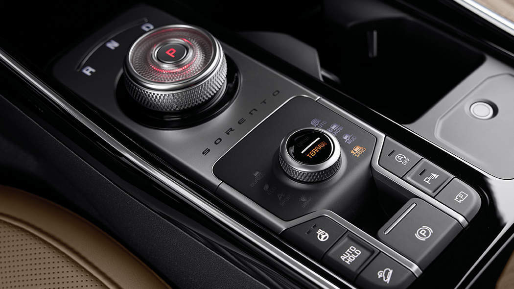 눈길, 비포장도로, 모래길 등 지형 조건에 따라 구동력, 엔진 토크, 제동 등을 통합 제어하여 최적화된 주행성능을 제공합니다. 오토 모드 선택 시 노면 컨디션을 확인하여 안정적인 주행을 도와줍니다.