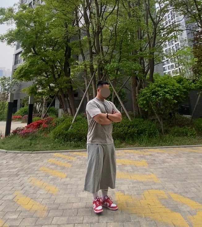 데일리룩('26. 5. 2.)크림소다랩 스톤워싱 피그먼트 티셔츠, 무신사스탠다드롱 버뮤다 와이드 스웨트 팬츠, 나이키 삭스 양말, 나이키 덩크 로우 레트로 화이트 유니버시티 레드