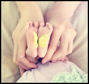 아기 발 감싸고 있는 엄마 손