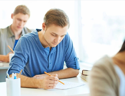 지능형 로봇기사 시험을 신중하게 보고있는 모습