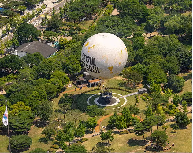 초록 나무가 우거진 여의도 공원의 서울달 전경