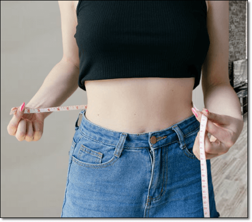 허리둘레 재보는 여성