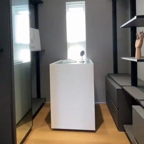 드레스룸은 수납장 및 진열대 등이 있어 옷과 악세사리를 잘 정리정돈 할수 있다