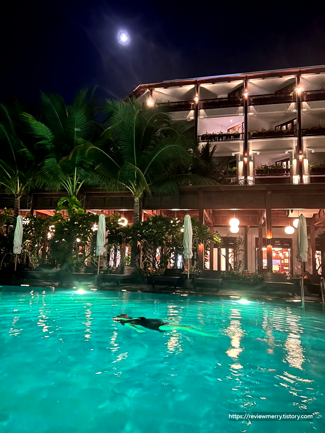 로비 앞 수영장 야경