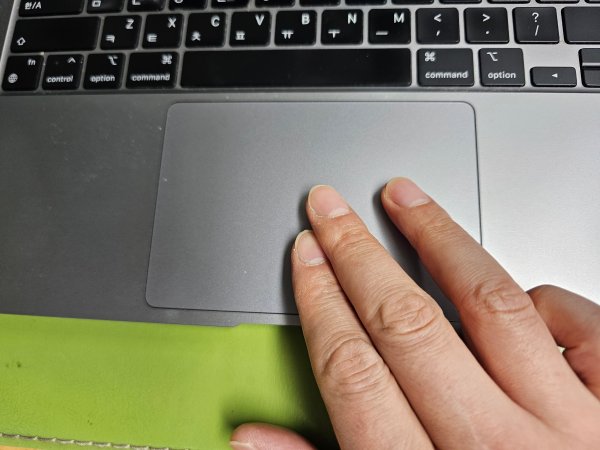 맥북-트랙패드에-손을올린-모습