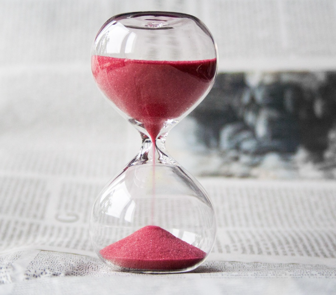 모래시계 안에서 모래가 떨어지는 사진