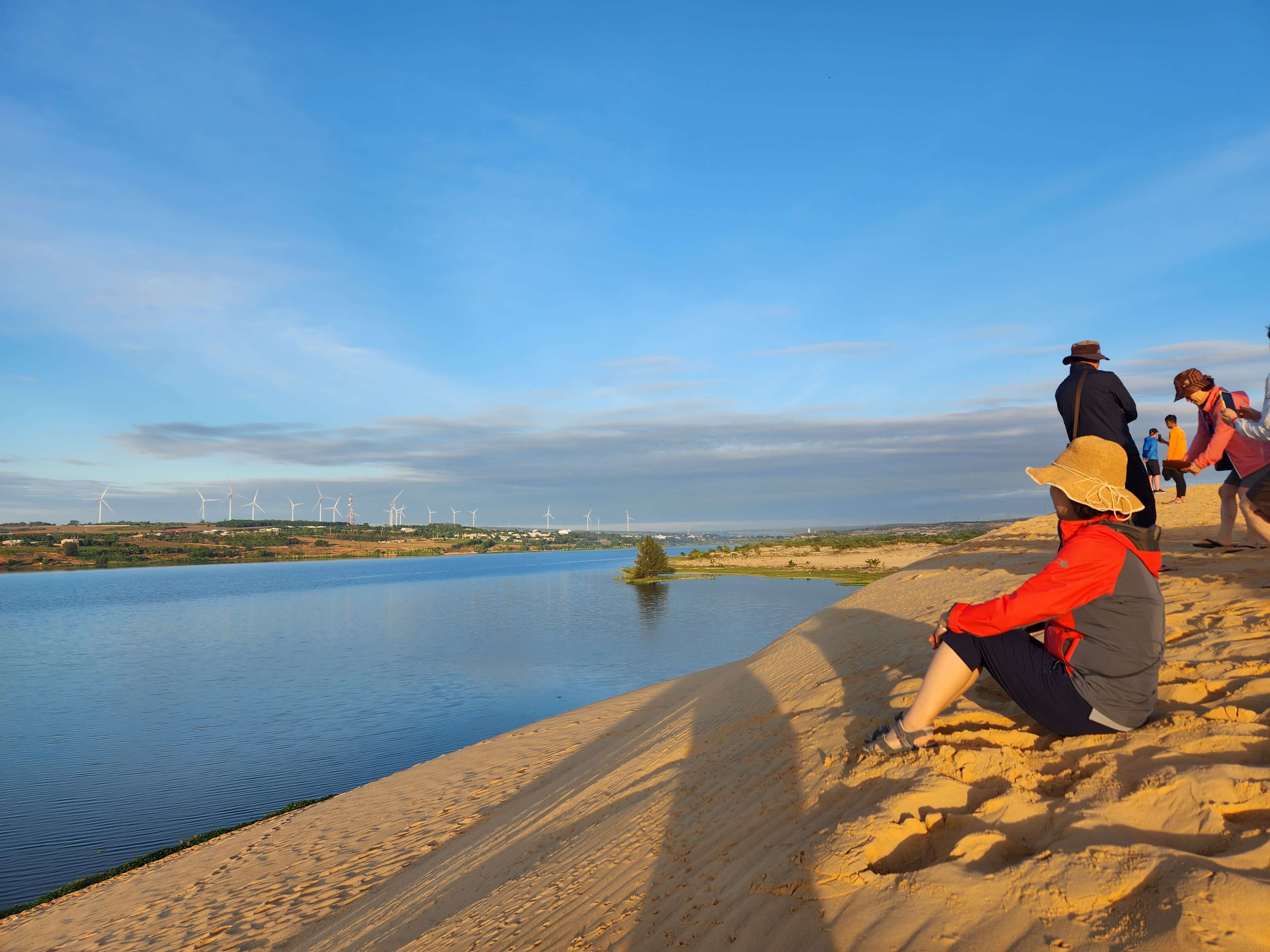무이네 화이트샌드듄, 일출광경 뒷편으로 호수를 바라보며 찍은 사진