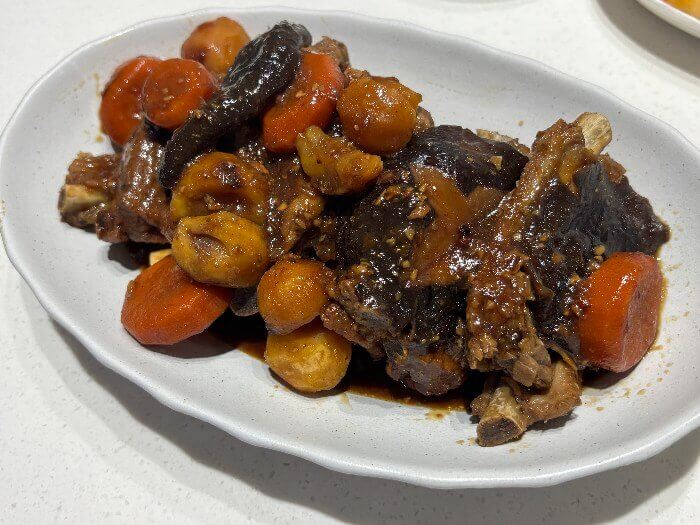 접시에 담긴 등갈비찜