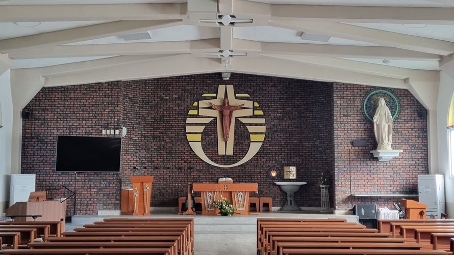 경주 성건성당 성전 안 제대, 제단, 십자가, 성모상, 감실 사진