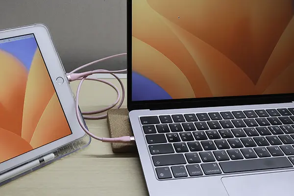 맥북과 아이패드를 유선으로 연결해 사이드카를 설정한 모습