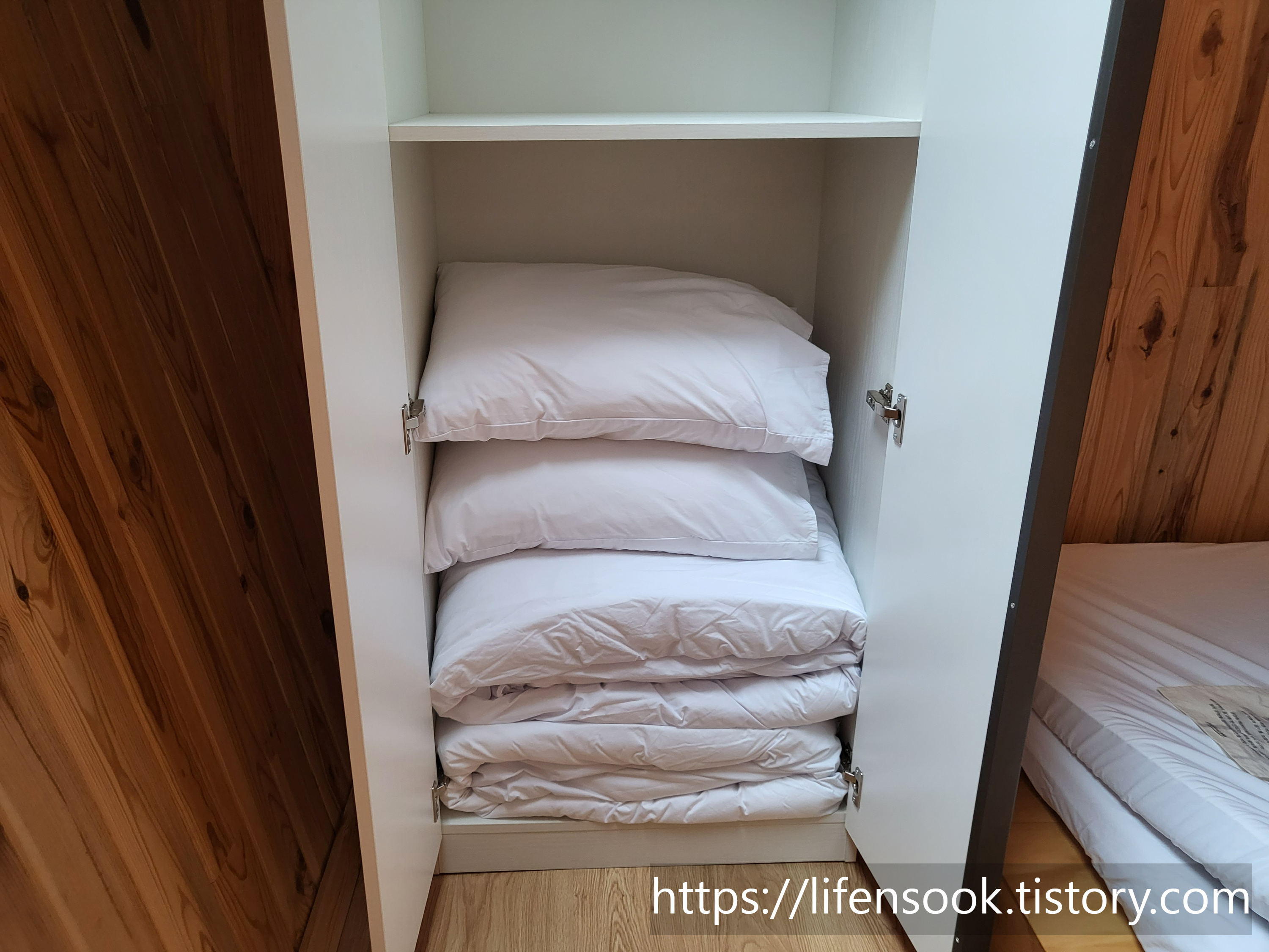 금강송 에코리움 침실 이불장