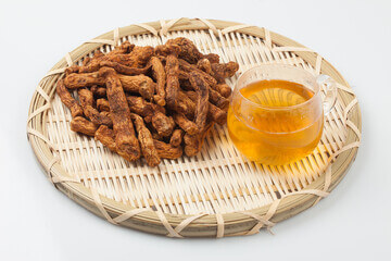 둥글레차 효능&amp;#44; 종류&amp;#44; 재배기간&amp;#44; 부작용등을 알아봤습니다. 둥글레차는 흔하게 먹는 차 종류에 속하지만 카페인이 있어서 조심해야 할 부분도 있습니다. 글을 참고해주세요!