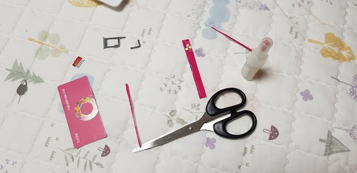 카드를 가위로 가늘게 자른 모습